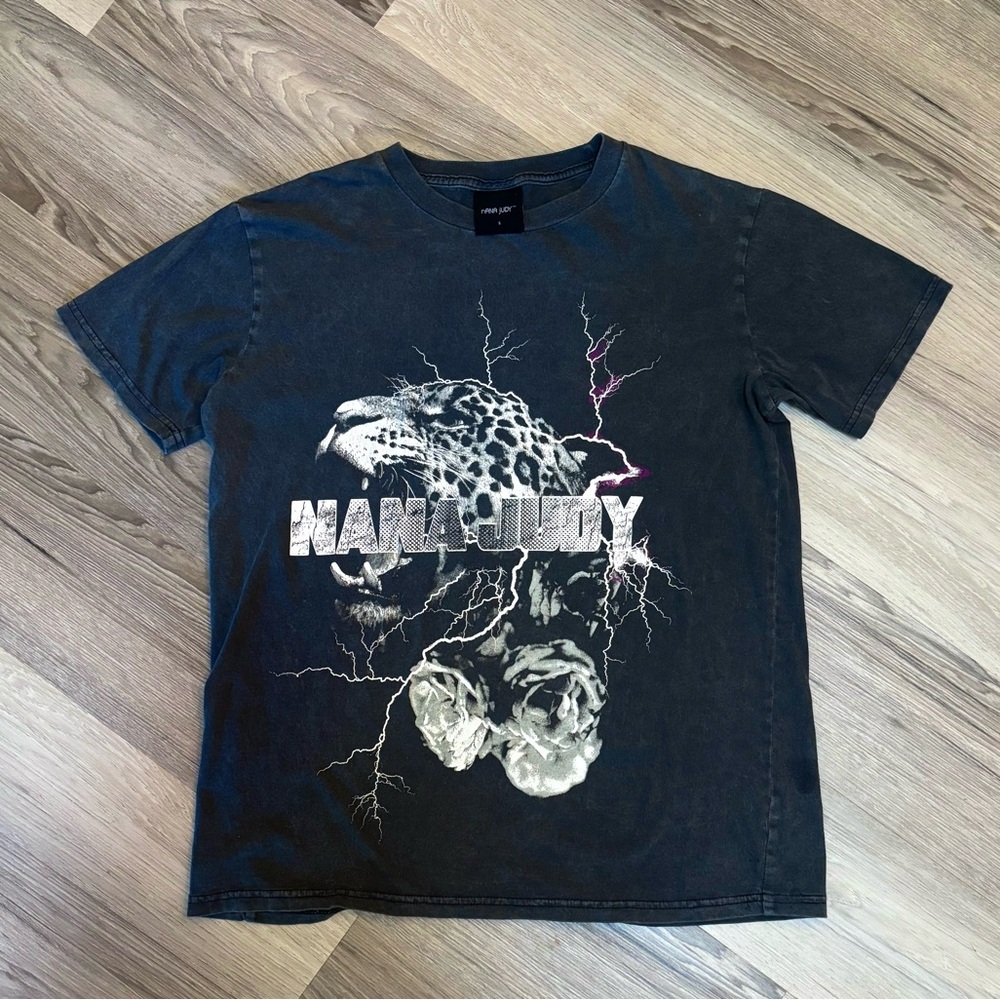 nANA judy Black Short Sleeve Tee with Artistic Graphic
